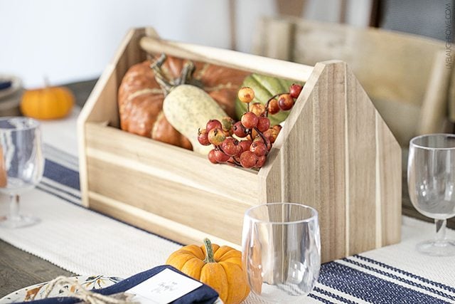 Beautiful and simple fall tablescape. livelaughrowe.com