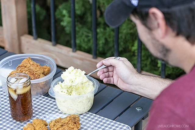 Planning a date night does not have to be complicated. What about a backyard date night? A simple picnic for two? livelaughrowe.com