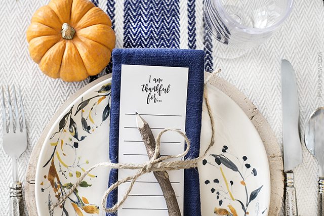 Beautiful and simple fall tablescape. livelaughrowe.com