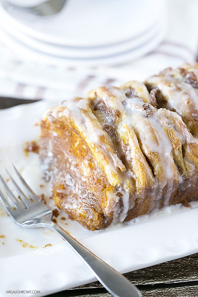 A taste of fall in every bite! This Pumpkin Pull Apart Bread is a must-try. livelaughrowe.com