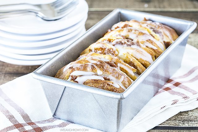A taste of fall in every bite! This Pumpkin Pull Apart Bread is a must-try. livelaughrowe.com