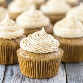 Pumpkin Spice Cupcakes with Pumpkin Cream Cheese Frosting? Yes, please and thank you! Each bite is perfection. Recipe at livelaughrowe.com