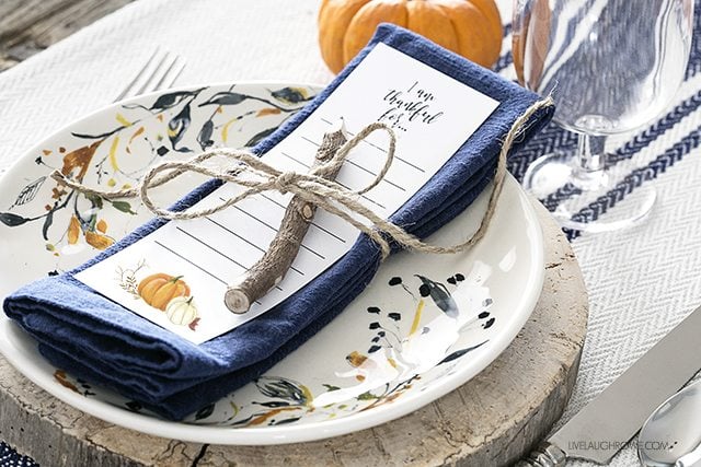 Beautiful and simple fall tablescape -- love the printable bookmark too! livelaughrowe.com