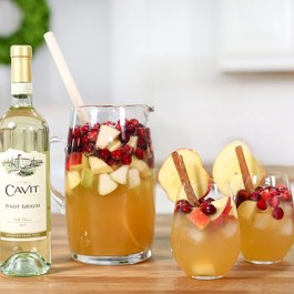 Delicious Apple Cider Sangria featuring Cavit wine! Recipe at livelaughrowe.com