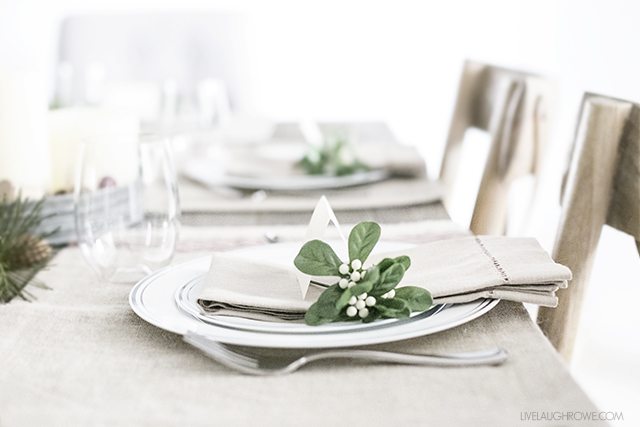 Beautiful and simple! I love this Rustic Christmas Tablescape and the printable place cards. livelaughrowe.com