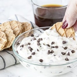 This cannoli dip has the flavors of a cannoli and makes a perfect (and delicious) party snack. livelaughrowe.com