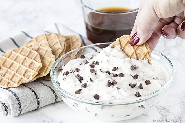This cannoli dip has the flavors of a cannoli and makes a perfect (and delicious) party snack. livelaughrowe.com