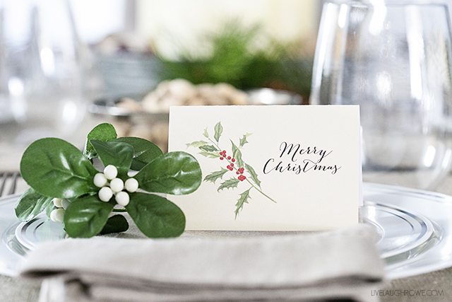 Beautiful and simple! I love this Rustic Christmas Tablescape and the printable place cards. livelaughrowe.com