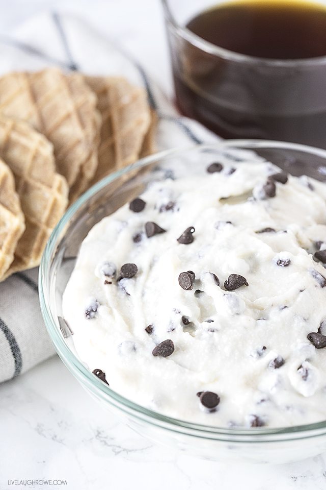 This cannoli dip has the flavors of a cannoli and makes a perfect (and delicious) party snack. livelaughrowe.com