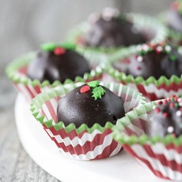 Super easy Chocolate Truffle Recipe using TWO ingredients! Perfect for the holidays and gifting. livelaughrowe.com