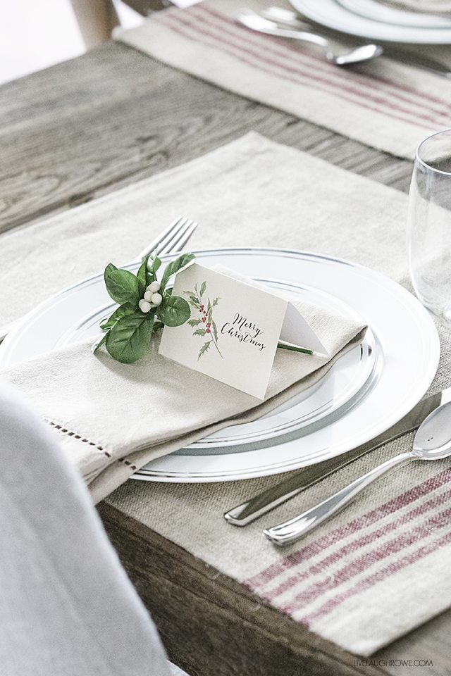 Beautiful and simple! I love this Rustic Christmas Tablescape and the printable place cards. livelaughrowe.com