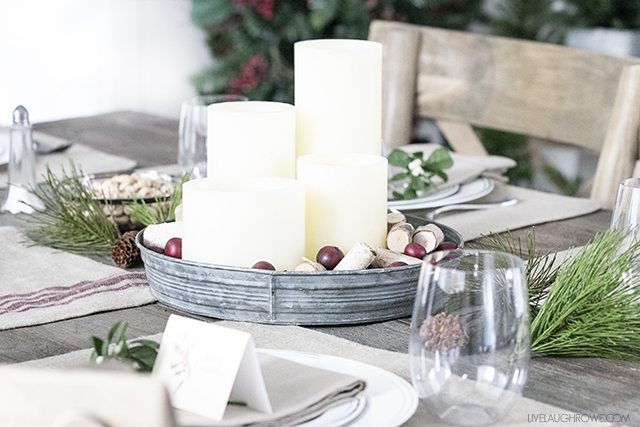 Beautiful and simple! I love this Rustic Christmas Tablescape and the printable place cards. livelaughrowe.com