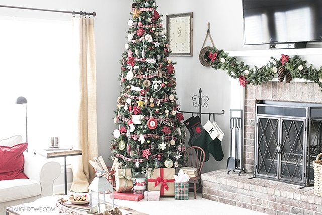 A lovely warm and cozy Christmas living room -- it's the most wonderful time of the year! Stop by for inspiration. livelaughrowe.com