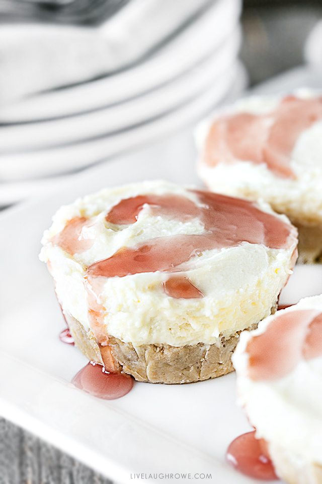 Easy No-Bake Cheesecake Cups with a hint of coffee? Yes, please! livelaughrowe.com