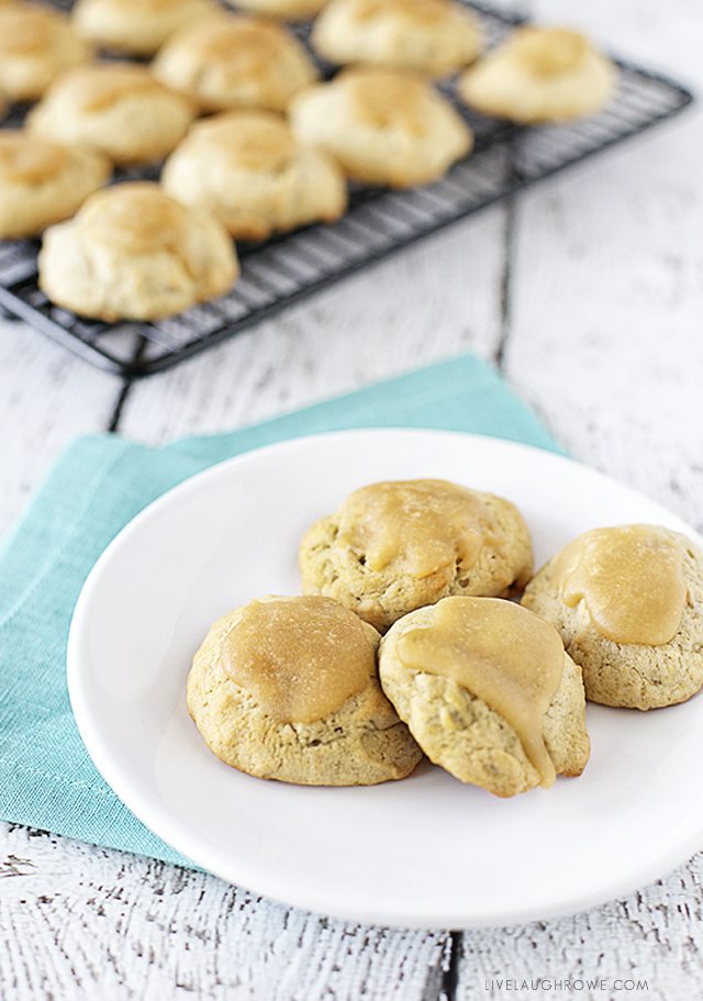 Delicious Cookies! Mouthwatering Frosted Banana Cookies, and the frosting might just be the best part! www.livelaughrowe.com