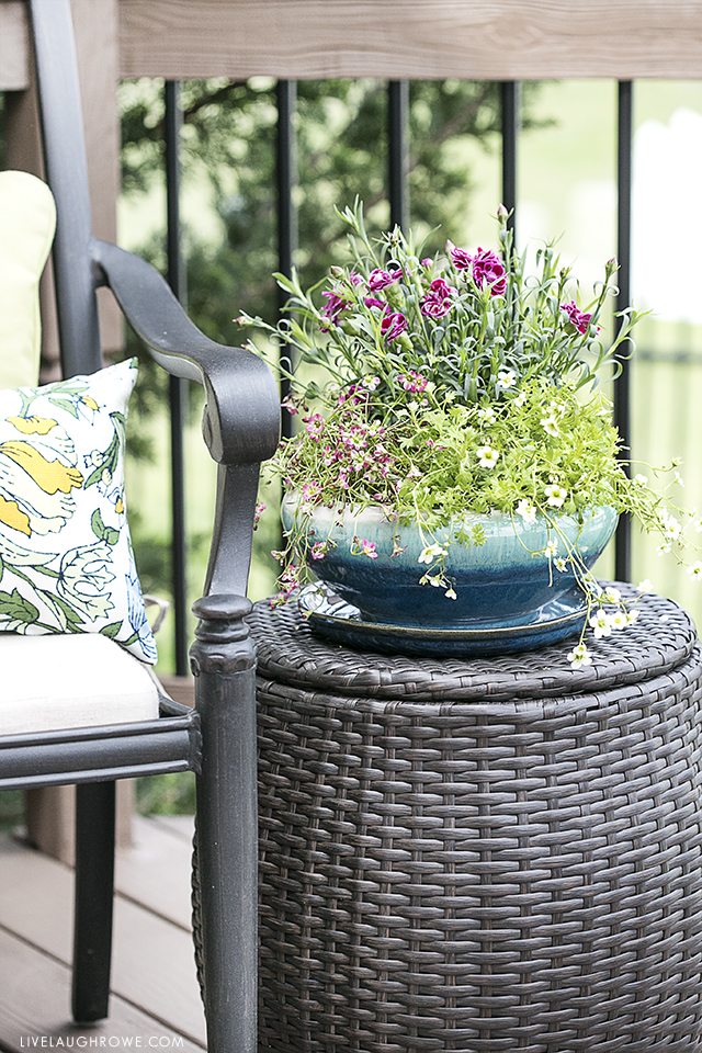 Simple ways to spruce up your patio with COLOR! livelaughrowe.com