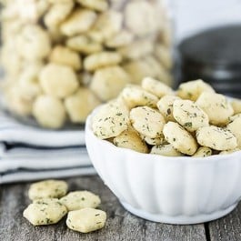 This Dilly Oyster Cracker Recipe is a delicious snack that won't last long. Flavorful and easy too. livelaughrowe.com