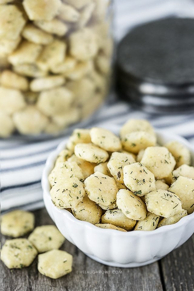 This Dilly Oyster Cracker Recipe is a delicious snack that won't last long. Flavorful and easy too. livelaughrowe.com
