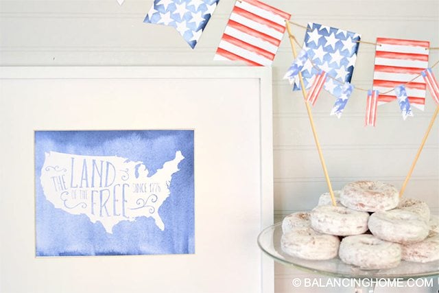 Delicious 4th of July Menu Ideas along with printables and table decor inspiration! livelaughrowe.com