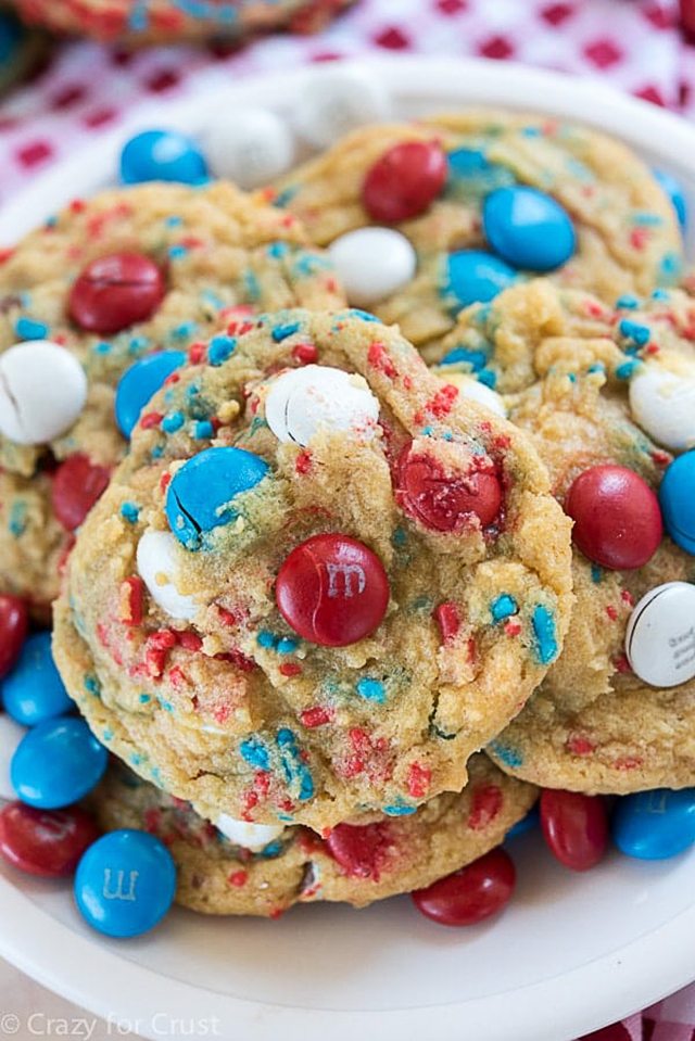 Delicious 4th of July Menu Ideas along with printables and table decor inspiration! livelaughrowe.com