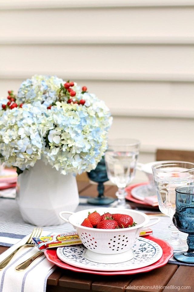 Delicious 4th of July Menu Ideas along with printables and table decor inspiration! livelaughrowe.com