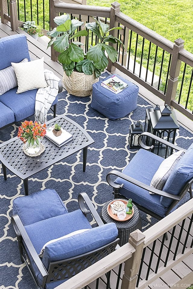 St. Louis blogger transforms her deck from drab to fab by creating a beautiful backyard oasis! livelaughrowe.com