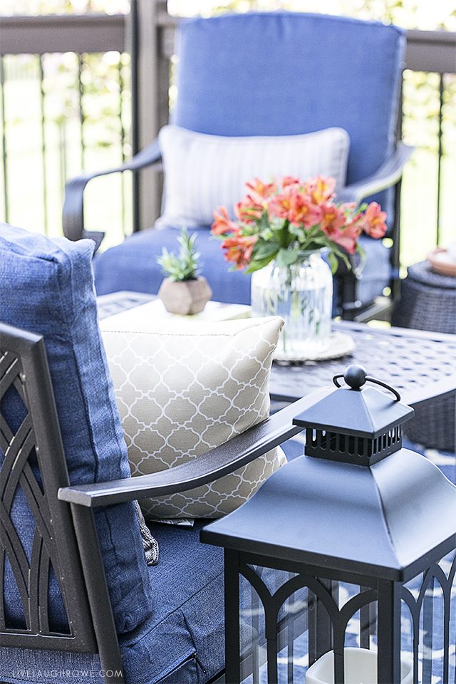 St. Louis blogger transforms her deck from drab to fab by creating a beautiful backyard oasis! livelaughrowe.com