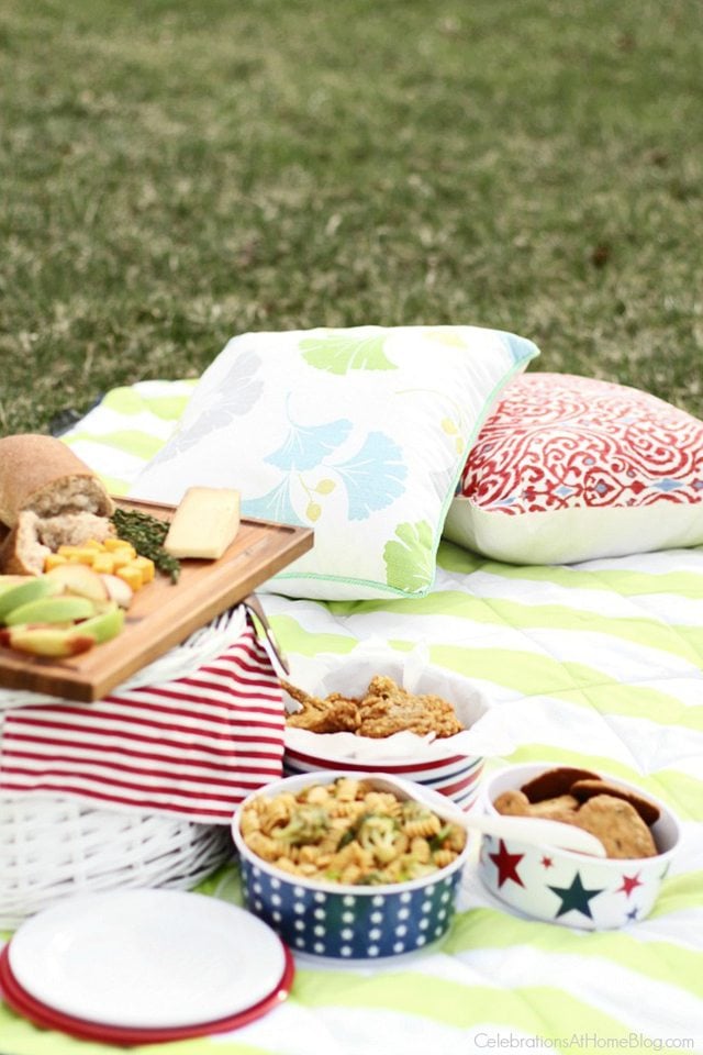 Lots of great picnic recipes, along with decor and printables too! livelaughrowe.com