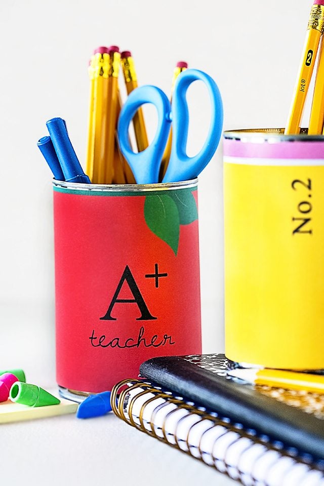 Seriously?!? How adorable are these Back to School themed soup can covers? Great for storage in the classroom, teacher gift or homeschool work stations. Free printables at livelaughrowe.com