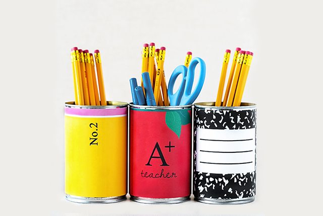 Seriously?!? How adorable are these Back to School themed soup can covers? Great for storage in the classroom, teacher gift or homeschool work stations. Free printables at livelaughrowe.com