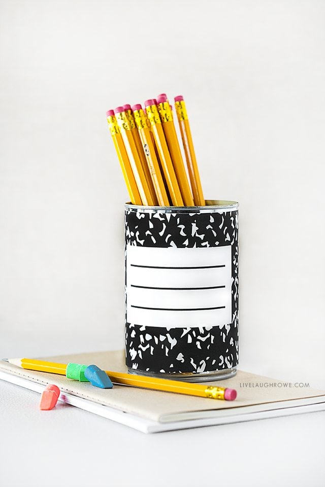 Seriously?!? How adorable are these Back to School themed soup can covers? Great for storage in the classroom, teacher gift or homeschool work stations. Free printables at livelaughrowe.com