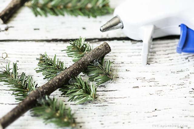 Simple how-to tutorial for a simple, rustic holiday ornament. Full tutorial at livelaughrowe.com