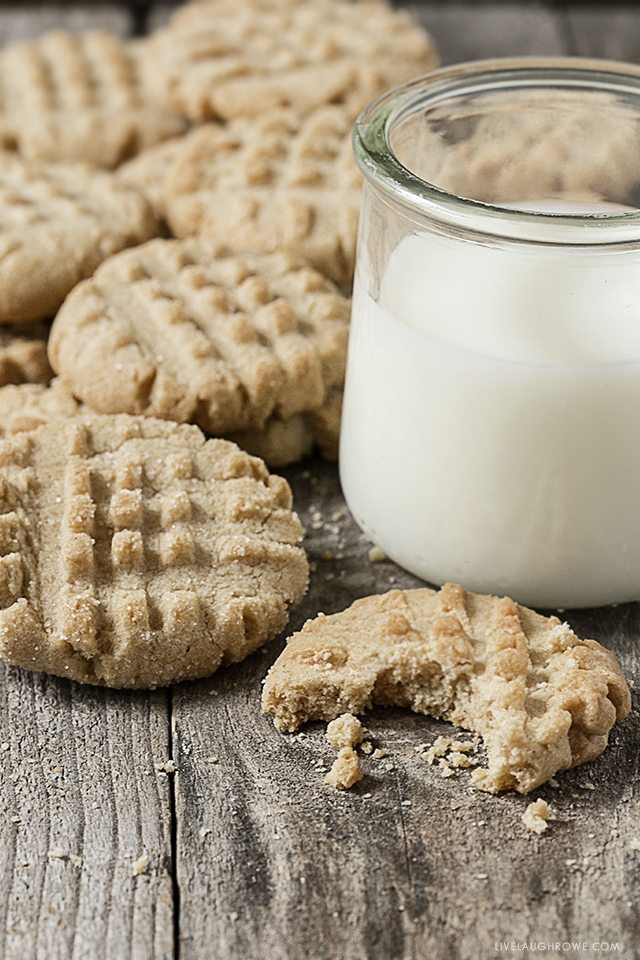 Get ready to fall in love with these Easy Peanut Butter Cookies. A recipe that is packed with peanut butter taste, these cookies won't disappoint. Recipe at livelaughrowe.com