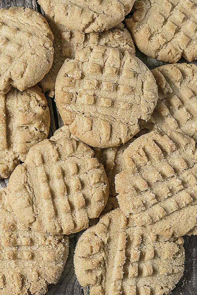 Get ready to fall in love with these Easy Peanut Butter Cookies. A recipe that is packed with peanut butter taste, these cookies won't disappoint. Recipe at livelaughrowe.com