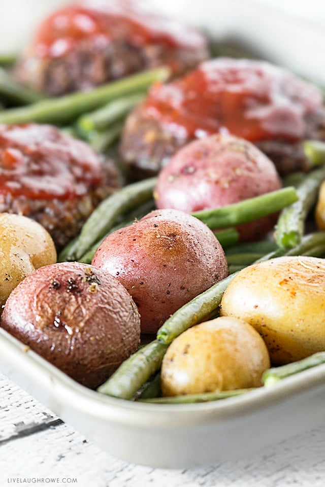 Sheet Pan Recipe for a Mini Meatloaf Dinner that includes baby potatoes and fresh green beans! This recipe is sure to be a crowd pleaser -- add to your weekly meal plan today! livelaughrowe.com