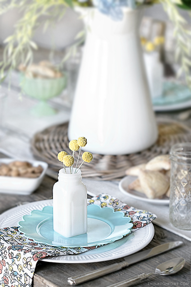 Host a spring brunch with simplicity and style! Adding pops of color and mixing the old with the new will keep the table settings simple and inviting. More Spring Brunch Ideas for Table Decor at livelaughrowe.com