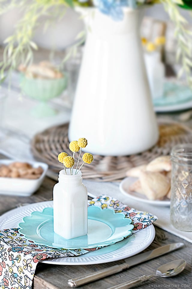 Host a spring brunch with simplicity and style! Adding pops of color and mixing the old with the new will keep the table settings simple and inviting. More Spring Brunch Ideas for Table Decor at livelaughrowe.com