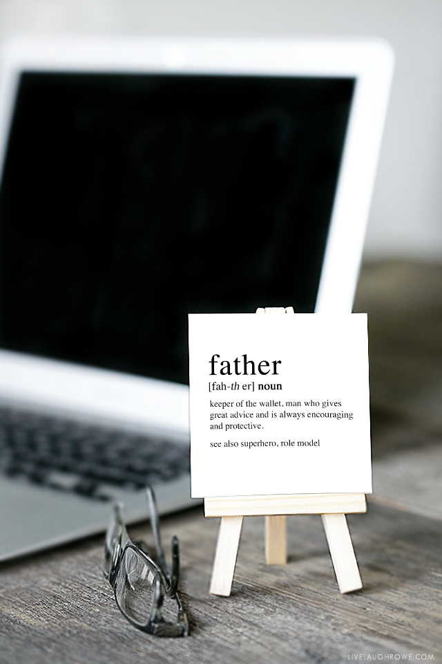 Free fun size printables with some of the best Father's Day quotes and scripture on them! Great for his briefcase, coat pocket, wallet and so much more. Visit livelaughrowe.com for more details.