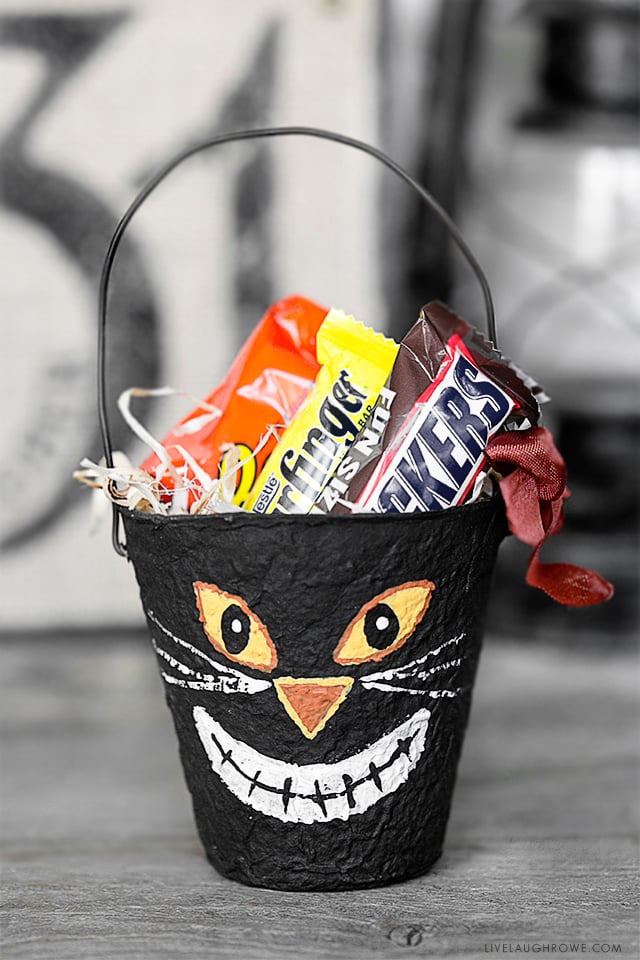 Vintage Inspired Halloween Party Favors using Peat Pots! Aren't they adorable? I love these and they would make great little gifts too. Tutorial at livelaughrowe.com