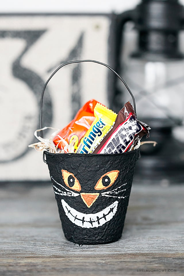 Vintage Inspired Halloween Party Favors using Peat Pots! Aren't they adorable? I love these and they would make great little gifts too. Tutorial at livelaughrowe.com