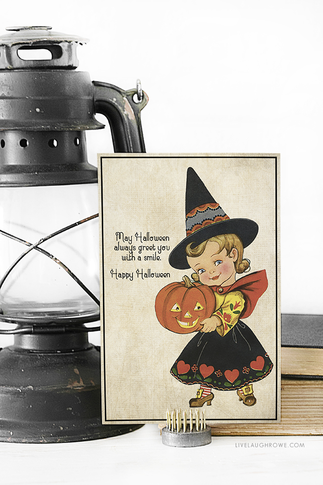 Darling vintage inspired Halloween greetings printable postcard. Send to a friend, display in your office or home -- oh the possibilities! livelaughrowe.com