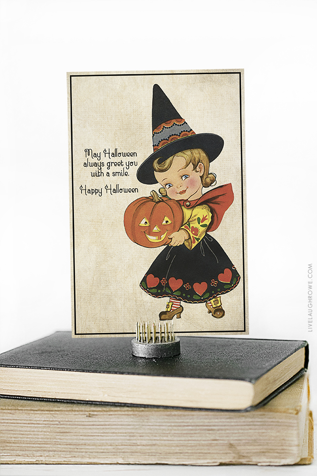Darling vintage inspired Halloween greetings printable postcard. Send to a friend, display in your office or home -- oh the possibilities! livelaughrowe.com