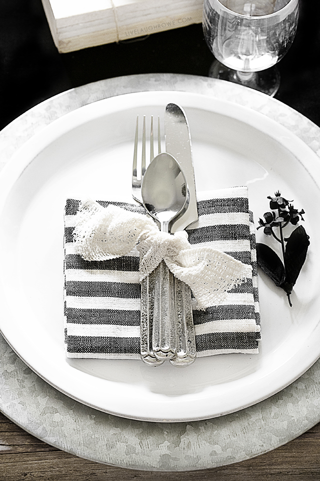 Love the contrast of this black and white Halloween Tablescape from livelaughrowe.com