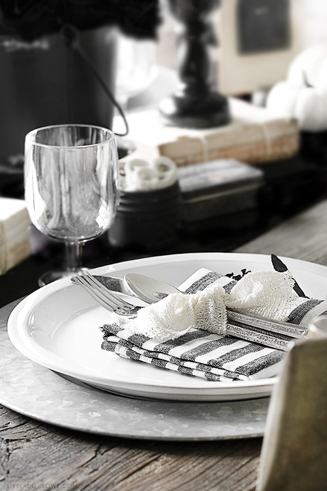 Love the contrast of this black and white Halloween Tablescape from livelaughrowe.com