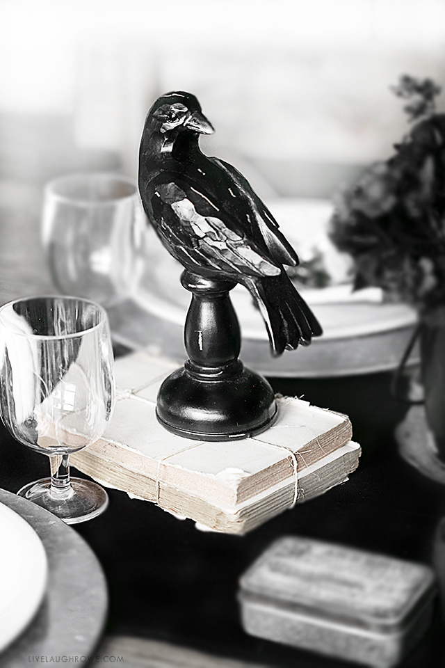 Love the contrast of this black and white Halloween Tablescape from livelaughrowe.com
