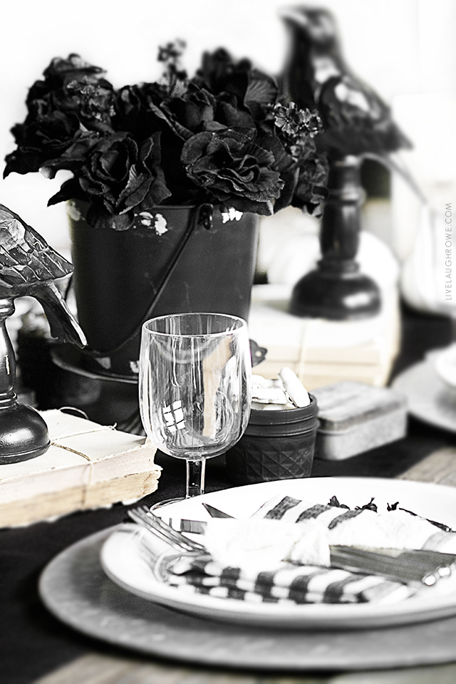 Love the contrast of this black and white Halloween Tablescape from livelaughrowe.com