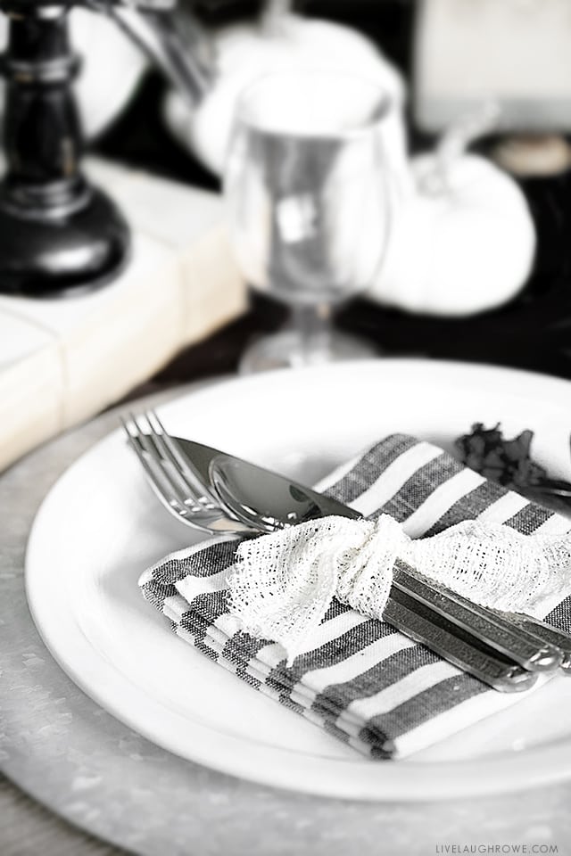 Love the contrast of this black and white Halloween Tablescape from livelaughrowe.com