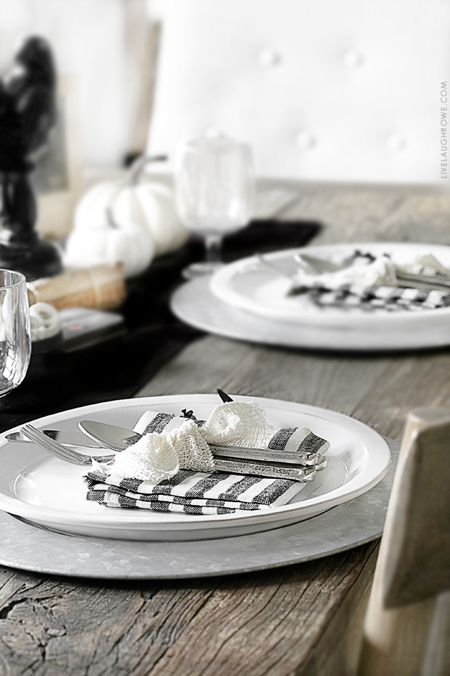 Love the contrast of this black and white Halloween Tablescape from livelaughrowe.com