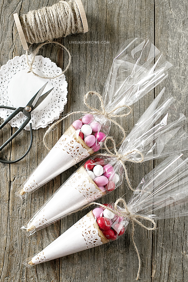 Looking for an adorable favor or a Valentine's Day Snack Idea for the classroom party? These sweet treats are darling and delicious. Learn more at livelaughrowe.com