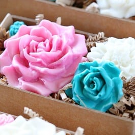 Learn how to make chocolate flowers using melt and pout chocolate! A simple and easy gift idea. Tutorial at livelaughrowe.com
